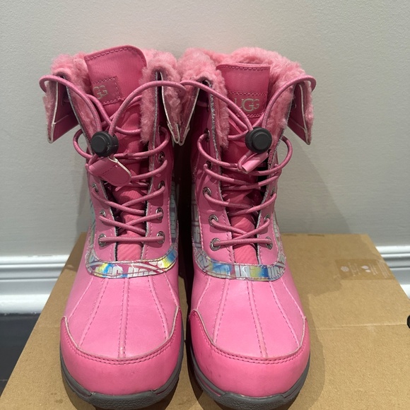 *Lightly worn, last season* Ugg Monochromatic Girls Boots - Picture 2 of 10